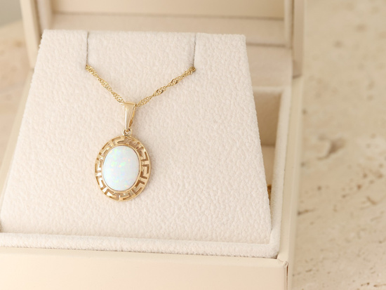 Zawieszka złota owalny opal  w ażurowej oprawie