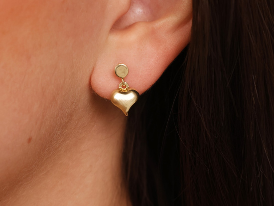 Złote kolczyki z wiszącymi serduszkami