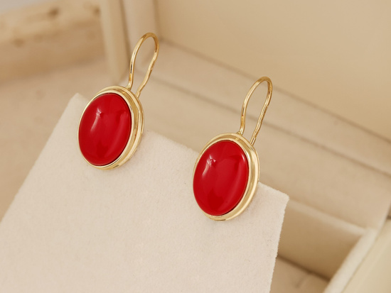 Złote kolczyki na biglu z koralowcem syntetycznym