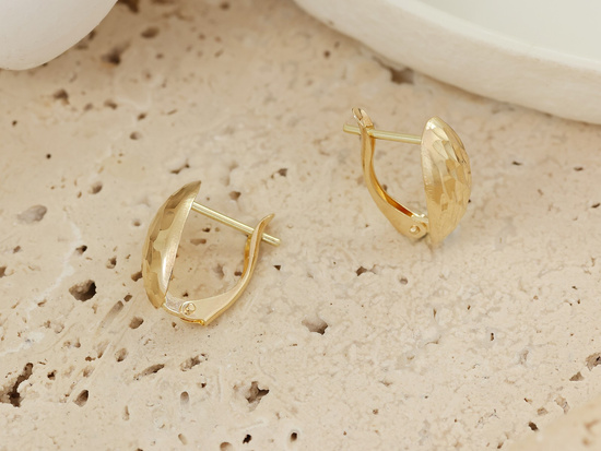 Owalne złote kolczyki blaszki angielskie zapięcie