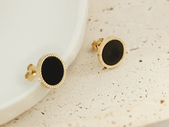 Złote kolczyki okrągłe na sztyfcie z czarnym kamieniem