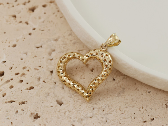 Złota zawieszka serce błyszczące ażurowe kontury