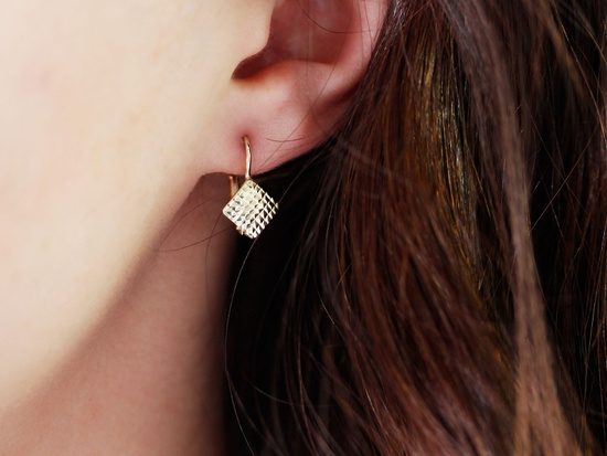 Złote kolczyki błyszczące kwadraty angielskie zapięcie