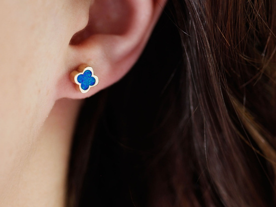 Kolczyki złota koniczyna kwiatek z niebieskim kamieniem na sztyfcie