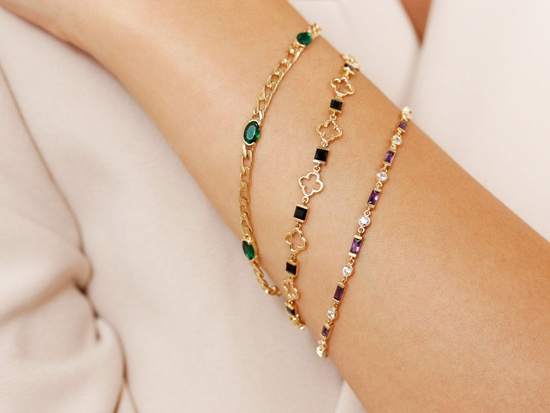 Złota delikatna bransoletka z fioletowymi prostokątnymi kamieniami