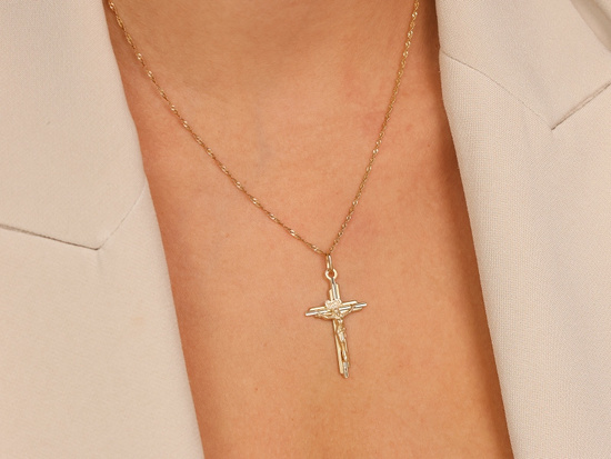 Złoty krzyżyk zawieszka