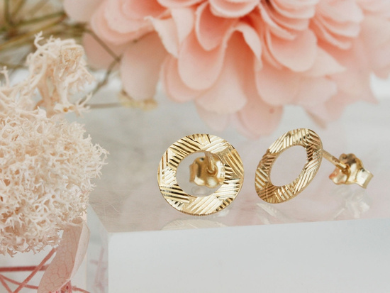 Kolczyki złote na sztyfcie ringi zdobione frezowane