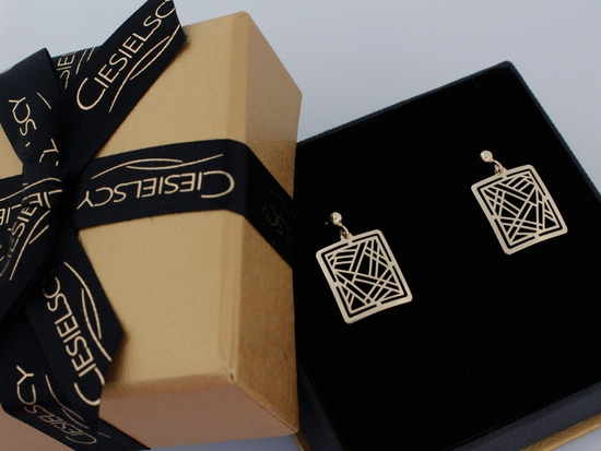Złote kolczyki na sztyfcie wiszące kwadraty