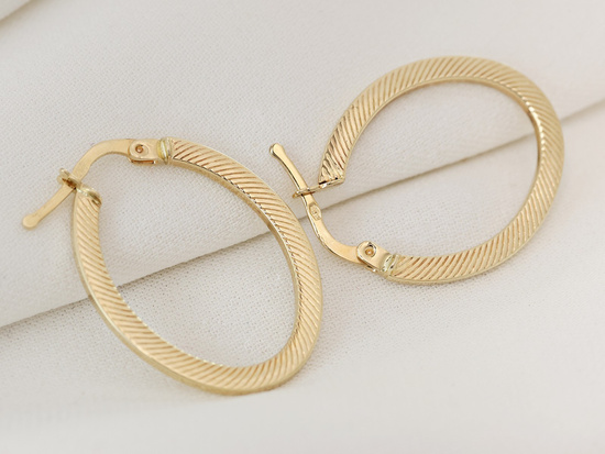 Kolczyki złote płaskie owalne angielskie zapięcie