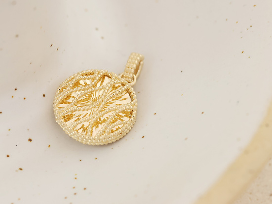 Zawieszka złota subtelna okrągła z misternym ażurem