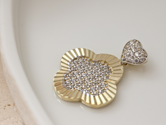 Złota zawieszka kwiatek z cyrkoniami z sercem