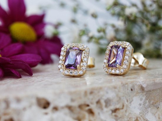 Kolczyki złote prostokątne z fioletowym kamieniem na sztyfcie