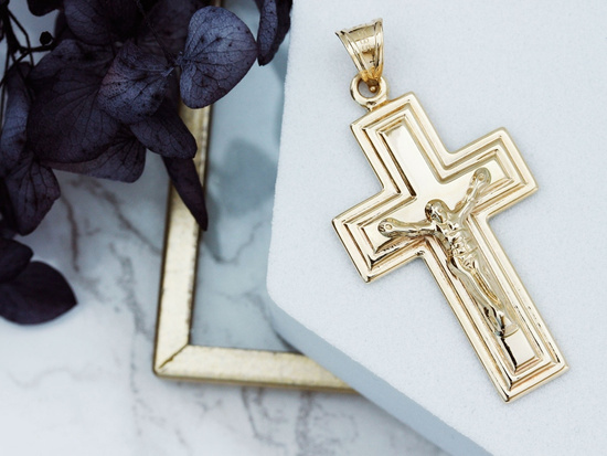Zawieszka złota krzyż z Jezusem wisiorek