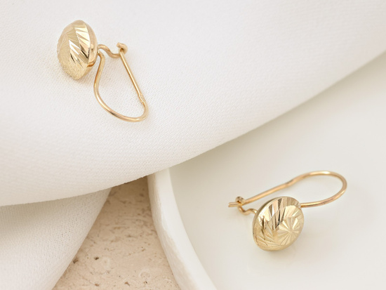 Złote kolczyki z półkulą na biglu