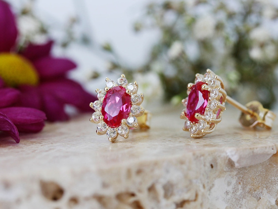 Kolczyki złote owalne na sztyfcie z czerwonym kamieniem