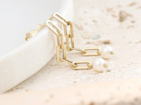 Kolczyki złote wiszące z perłą na sztyfcie