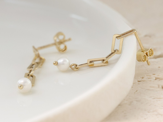 Kolczyki złote wiszące z perłą na sztyfcie