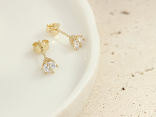 Złote kolczyki na sztyfcie z cyrkonią