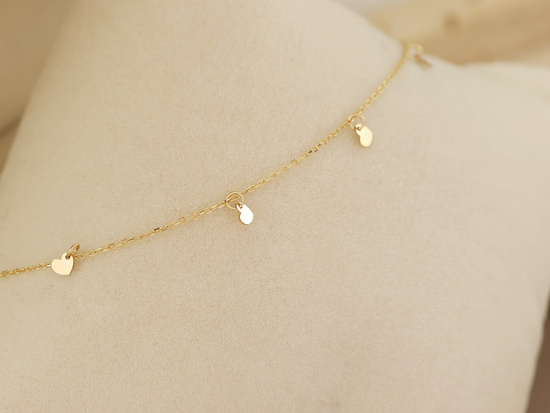 Bransoletka złota na nogę z wiszącymi sercami