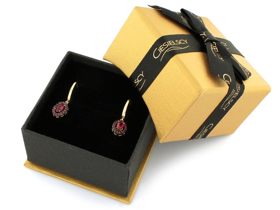 Złote kolczyki z czerwonymi kamieniami z czarnym rodem