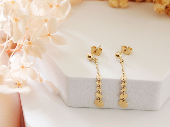 Kolczyki złote na sztyfcie z wiszącymi kółeczkami blaszkami