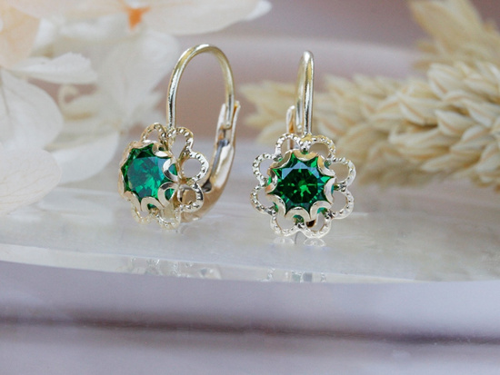 Złote kolczyki angielskie z ażurowym kwiatkiem dla dziewczynki