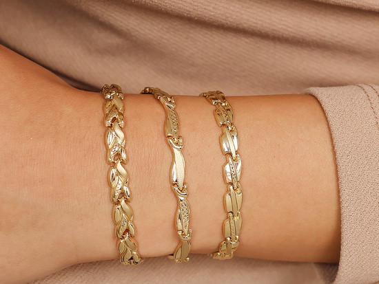 Złota bransoletka z tłoczonych elementów