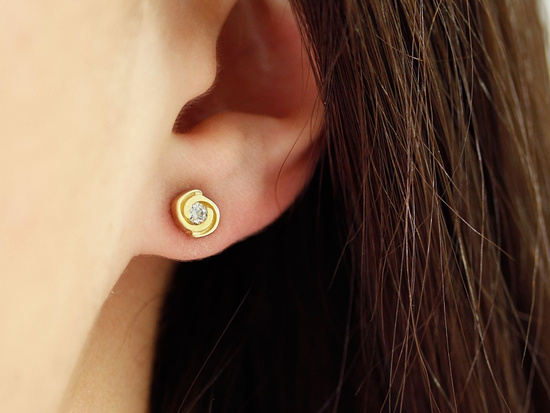 Kolczyki złote na sztyfcie delikatne z cyrkonią