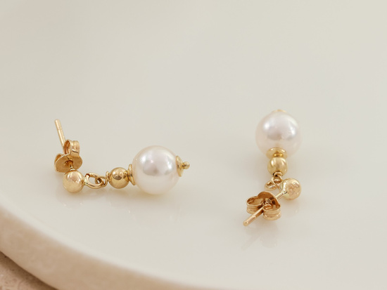 Kolczyki złote delikatne wiszące na sztyfcie z perłą