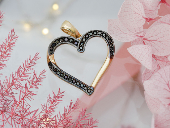 Zawieszka złota serce wysadzane czarnymi kamieniami