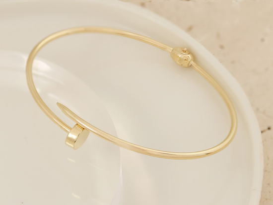 Złota sztywna bransoletka modny gwóźdź