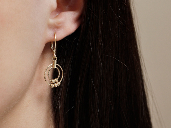 Złote kolczyki angielskie z kółkami i kulkami