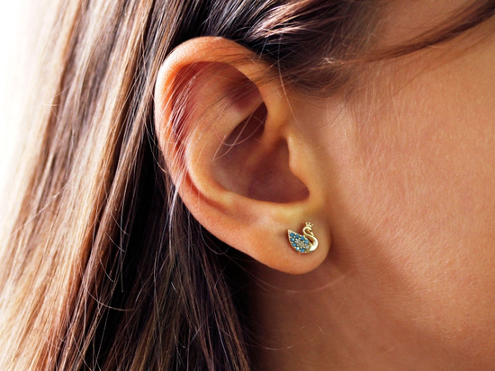 Kolczyki złote niebieski łabędź w koronie na sztyfcie