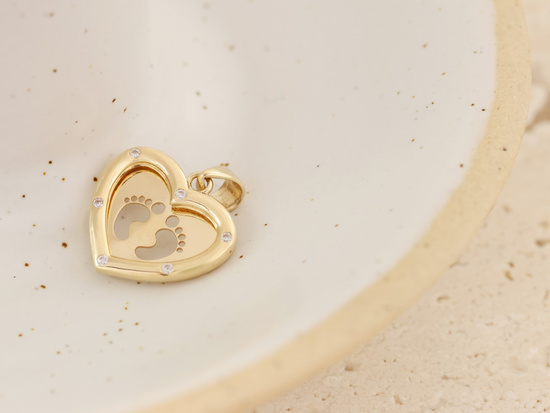 Zawieszka złota serce ze stópkami dla mamy