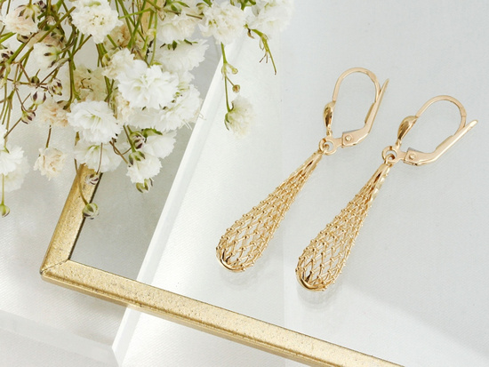 Złote kolczyki długie ażurowe maczugi