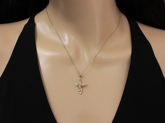 Złota zawieszka aniołek z cyrkoniami