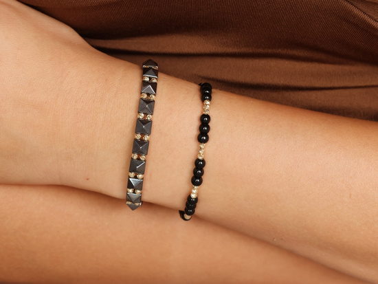 Bransoletka złota i czarne kulki na czarnym sznurku