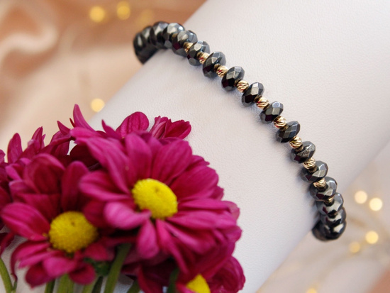 Bransoletka złote kulki i hematyty na czarnym sznurku