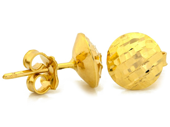 Kolczyki złote okrągłe błyszczące na sztyfcie pinezki przy uchu