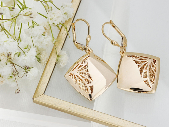Kolczyki złote wiszące kwadratowe z ażurem efektowne
