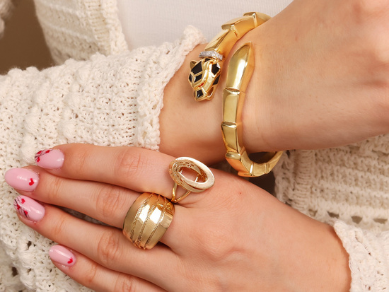 Efektowna sztywna bransoleta jak wąż z czarną emalią