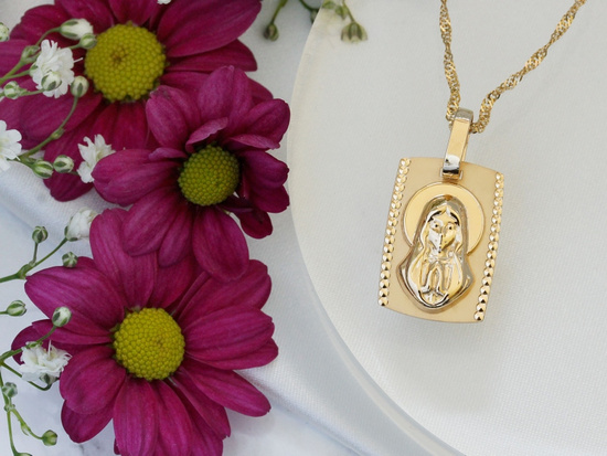 Prostokątny złoty medalik z Matką Boską