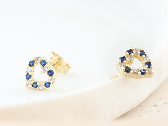 Subtelne złote kolczyki serce z cyrkoniami na sztyfcie