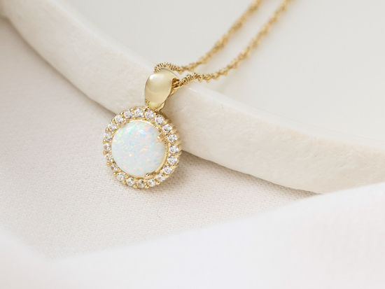 Zawieszka złota okrągła opal w oprawie z cyrkonii