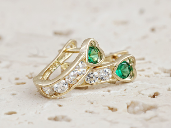 Kolczyki złote dla dziewczynki z serduszkiem z zielonymi cyrkoniami