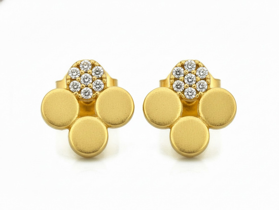 Kolczyki złote na sztyfcie delikatne subtelne przy uchu