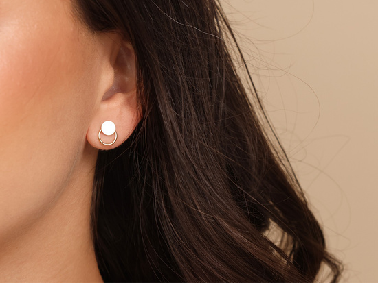 Kolczyki złote na sztyfcie przy uchu z kółek subtelne eleganckie