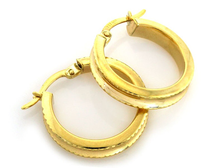 Złote kolczyki koła dla kobiety