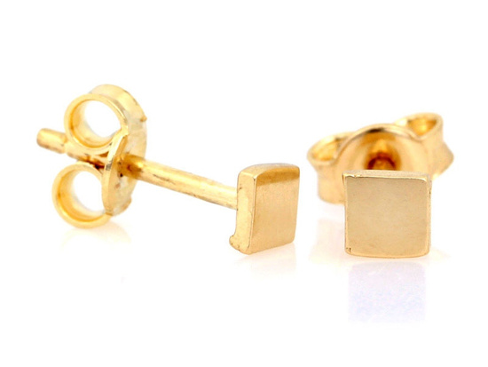 Kolczyki złote małe kwadraciki przy uchu