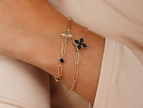 Złota bransoletka z modnym czarnym kwiatkiem